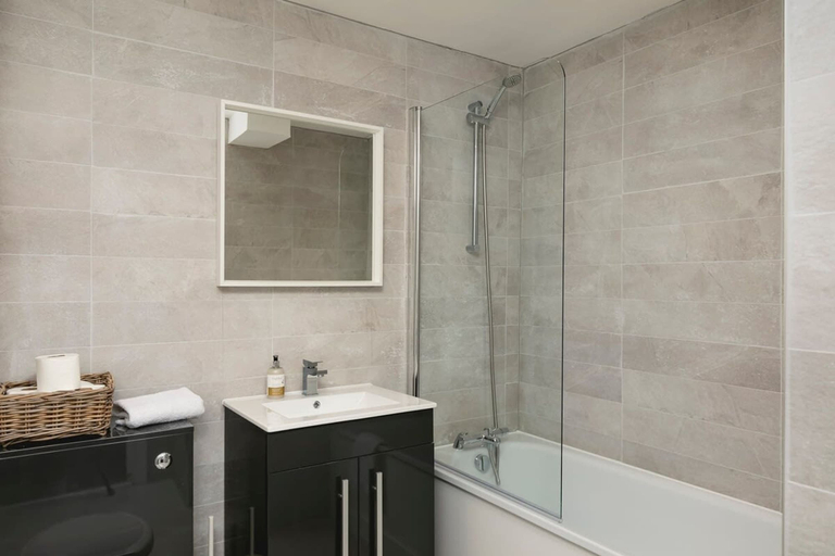 Bathroom, Bright Spacious Condo Free Parking 5min to Beach, Brighton and Hove
