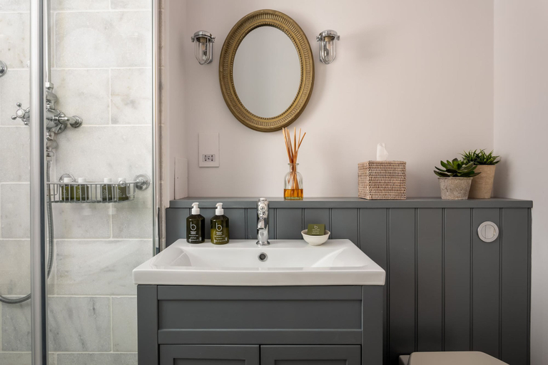 Bathroom 3, Charming Mews House in Historic Winchester, Hampshire