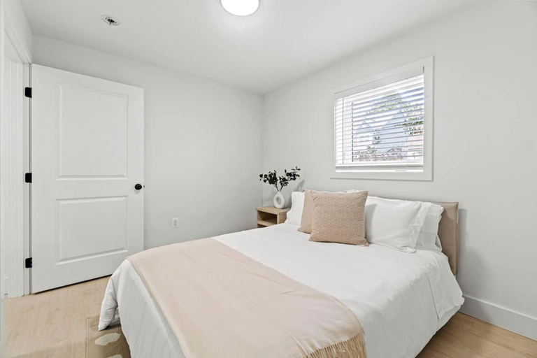 Bedroom 2, Elegant Condos in Arlington, Arlington