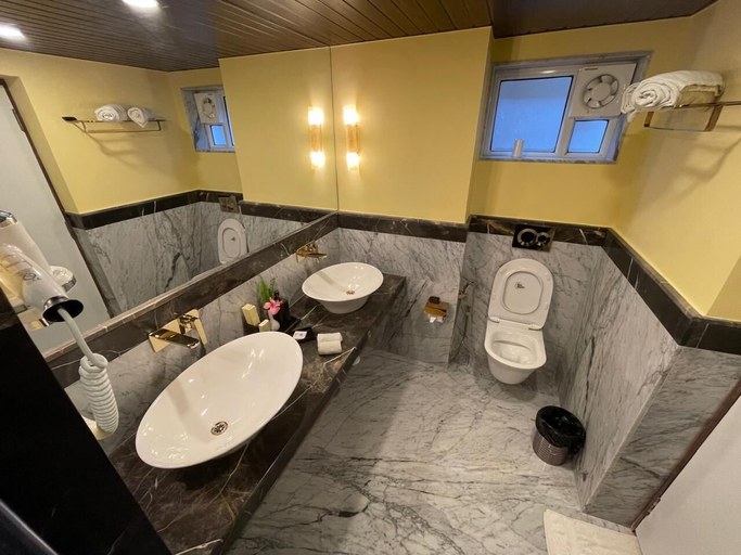 Bathroom 5, Cama Rajputana Club Resort, Sirohi