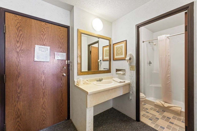 Bathroom 4, Iron Ridge Inn Motel, Dodge