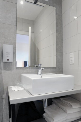 Bathroom 4, Logis Hotel Du Chene, Pyrénées-Atlantiques
