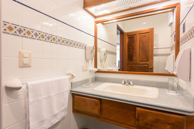 Bathroom 5, Hotel Bougainvillea, Santo Domingo