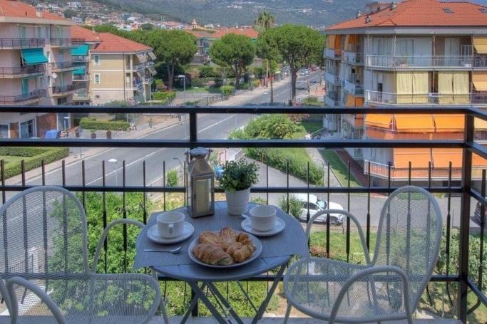 Exterior & Views, Ad un passo da…, Savona