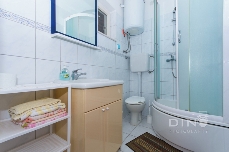 Bathroom, Apartments Lela next to the beach, Trogir