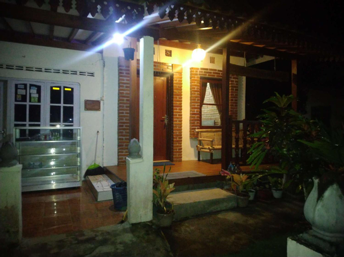 Exterior & Views 1, Penginapan Homestay Mudiyono Syari'ah, Magelang