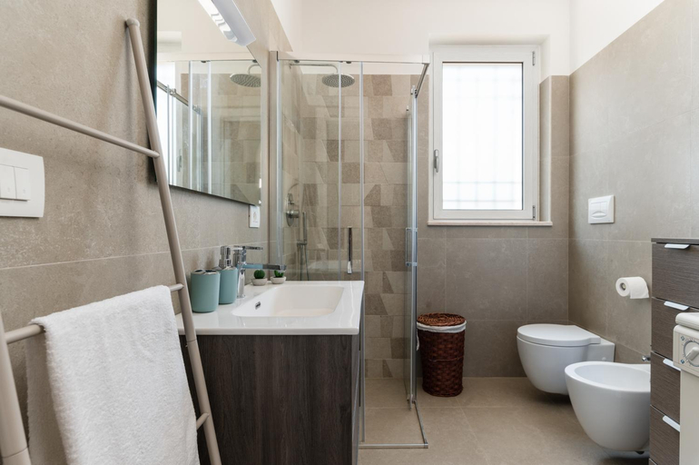 Bathroom 4, Villa Montallegro, Brindisi