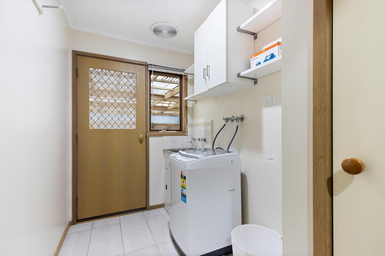 Bedroom 1, Woodgrove Penthouse - 36 min drive to MEL airport, Melton Bal
