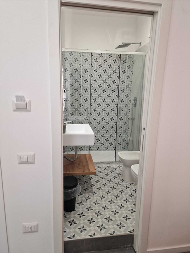 Bathroom 5, Incoming Cesare Cortese, Napoli
