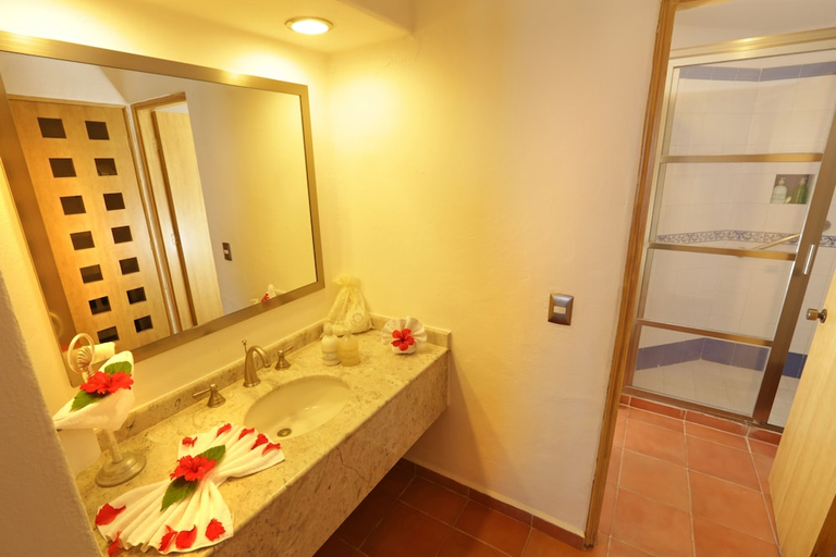 Bathroom 5, Playa Azul Cozumel Hotel, Cozumel