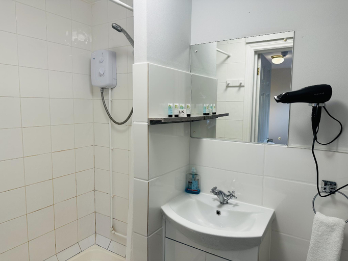 Bathroom 4, Woodcock Inn, Surrey