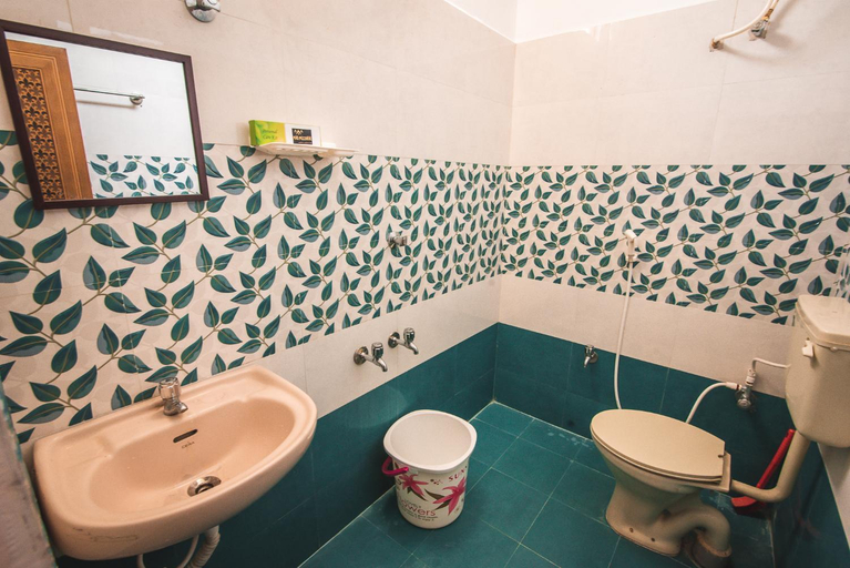 Bathroom 2, Cheerful 2-bedroom near Auro Beach, Viluppuram