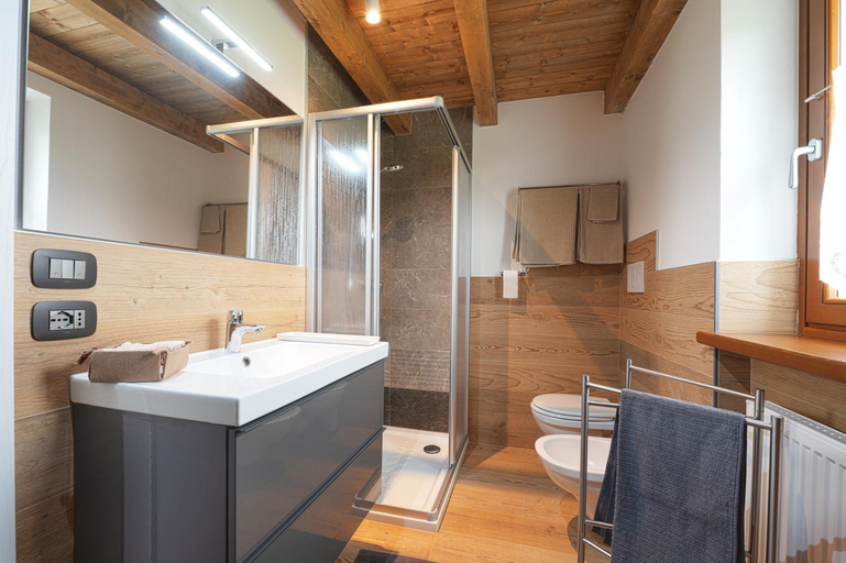 Bathroom 2, I girasoli, Trento
