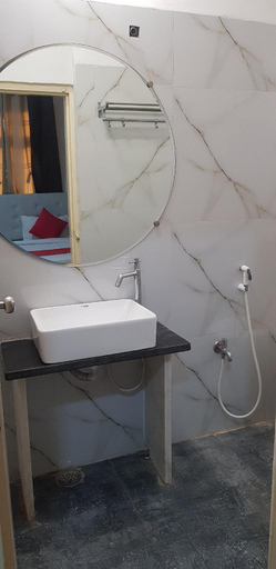 Bathroom 3, Tunez, Bhopal