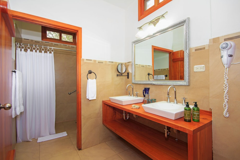Bathroom 4, Red Mangrove Aventura Lodge, Santa Cruz