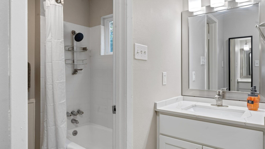 Room 5, Efficiency Studio Close to Downtown and Domain, Travis