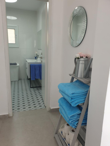 Bathroom 2, חצבים על הואדי