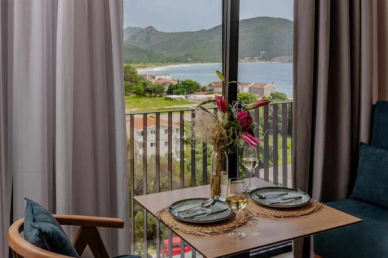 Food & Drinks 5, Hotel Aquilo