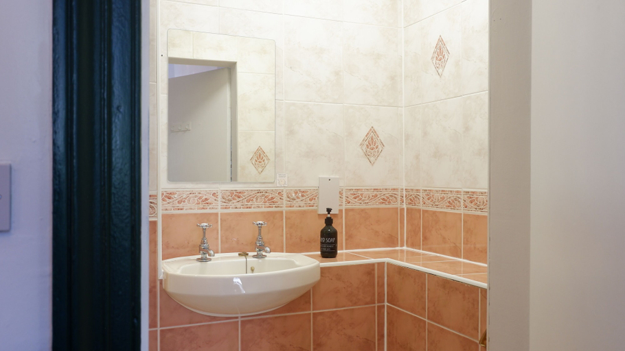 Bathroom 4, 4 Friends House, Edinburgh