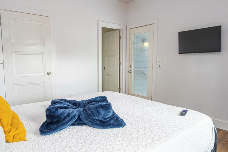 Bedroom 2, Cozy and Gorgeous 2br/1ba Near Amazing Downtown, Bexar
