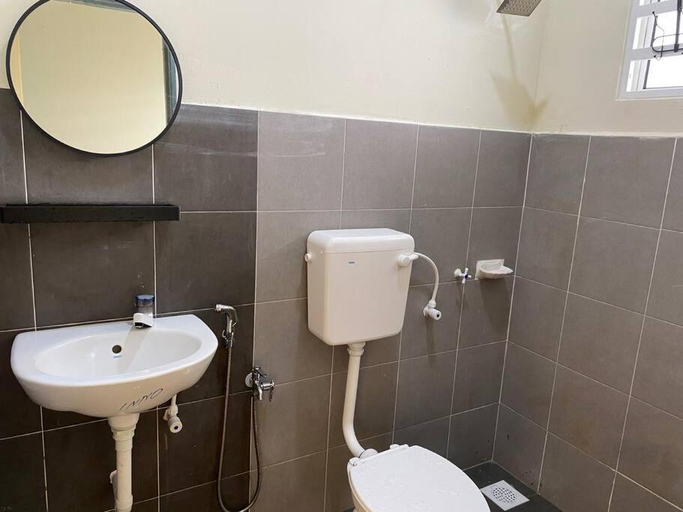 Bathroom 2, Rumah Aidin Homestay, Manjung