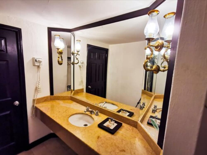 Bathroom 4, Country Hotel & Suites, Guadalajara