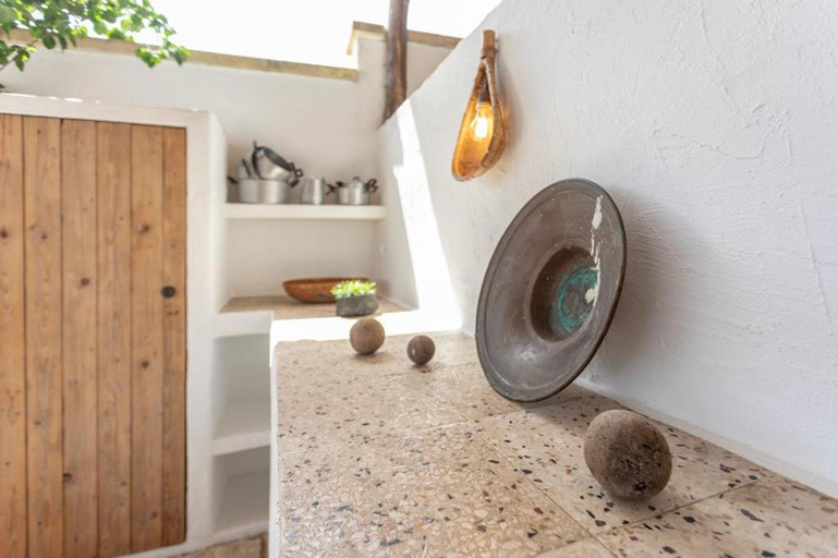 Others 4, Trullo Santovia, Lecce
