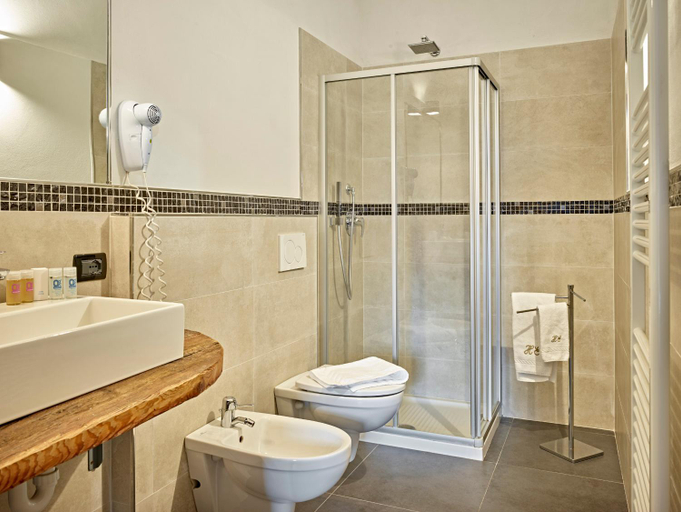 Bathroom 4, Romantic Hotel Excelsior, Trento