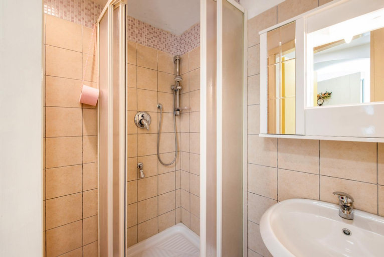 Bedroom 2, Tavernetta in campagna, Genova