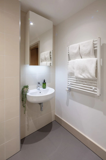 Bathroom 3, Florence Dock - Battersea, London