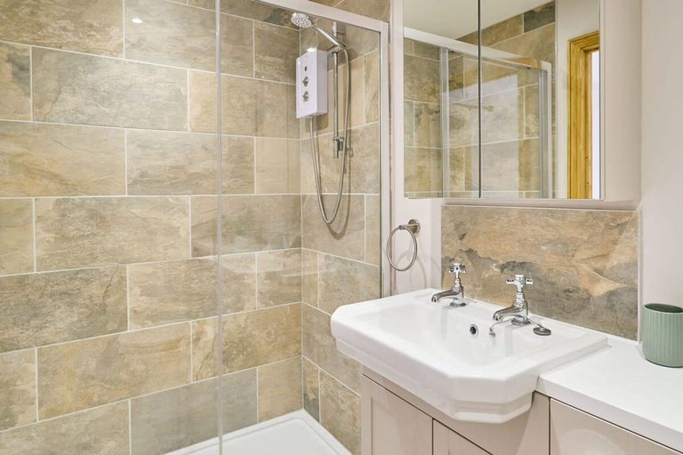 Bathroom 4, Host Stay Willow Barn, Kent
