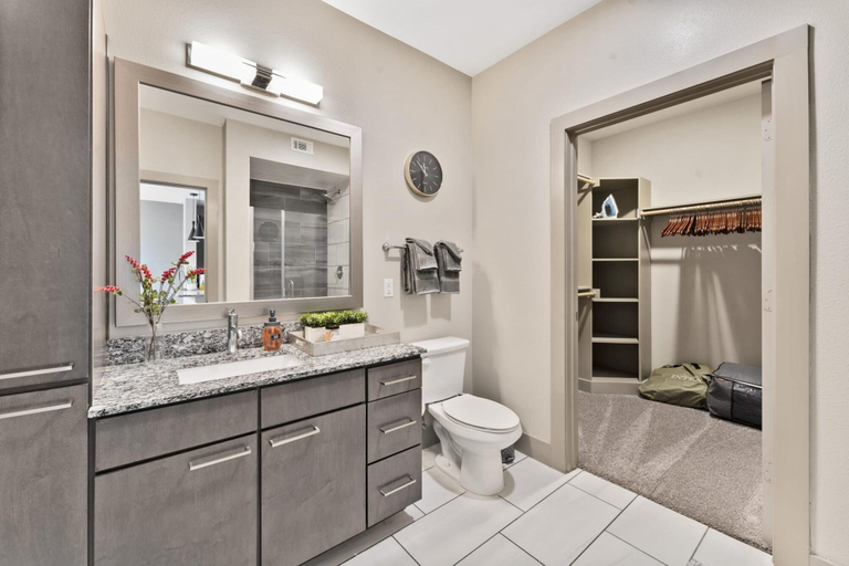 Bathroom 5, Elegant 1BR King Suite Close to DT w Fast Wifi, Travis