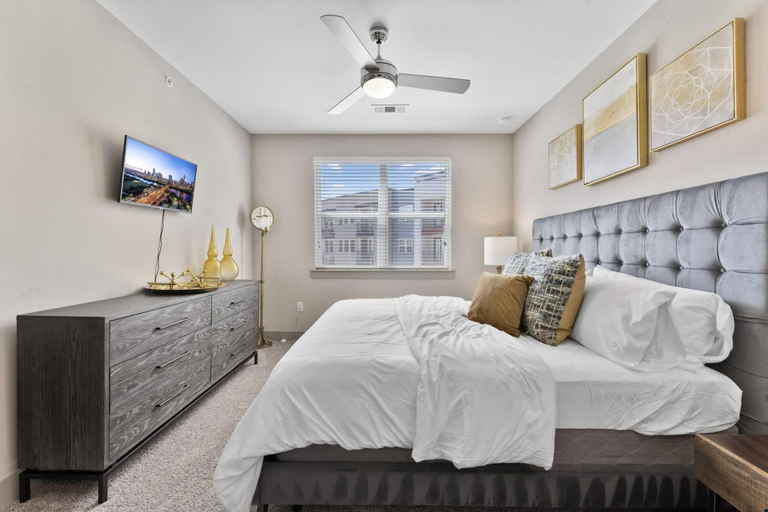 Bedroom 4, Elegant 1BR King Suite Close to DT w Fast Wifi, Travis