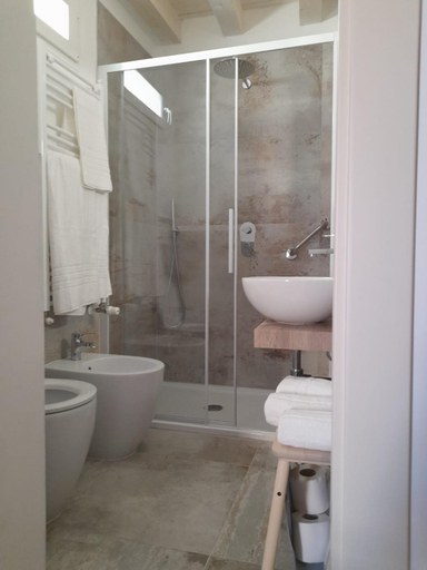 Bathroom 2, VILLA CARLOTTA GRADO, Gorizia