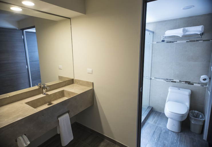 Bathroom 2, Hotel Kasa Express, Irapuato
