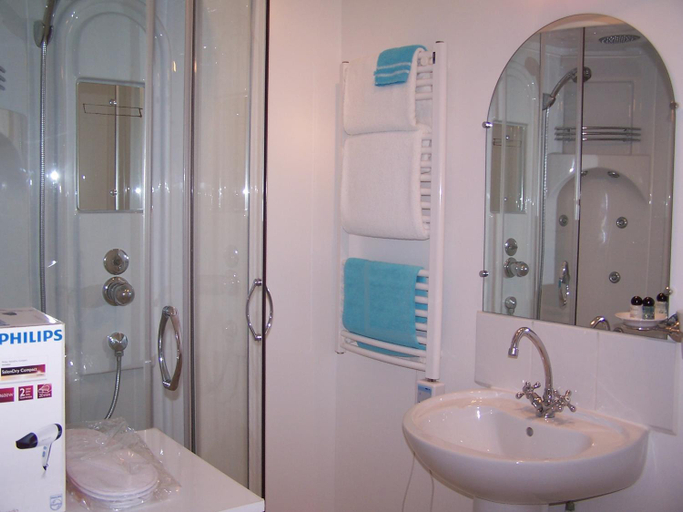 Bathroom 4, Le Four a Pain, Charente-Maritime