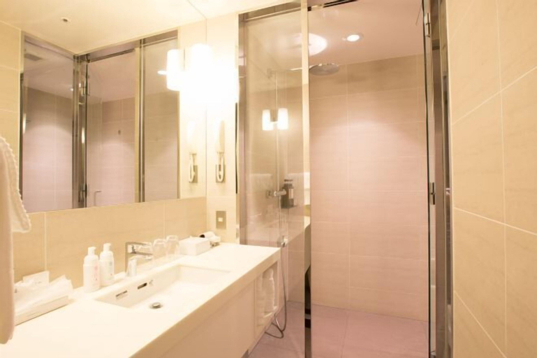 Bathroom 13