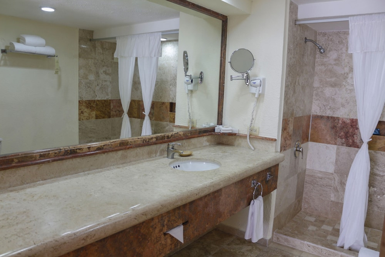 Bathroom 5, Plaza Pelicanos Grand Beach Resort, Puerto Vallarta