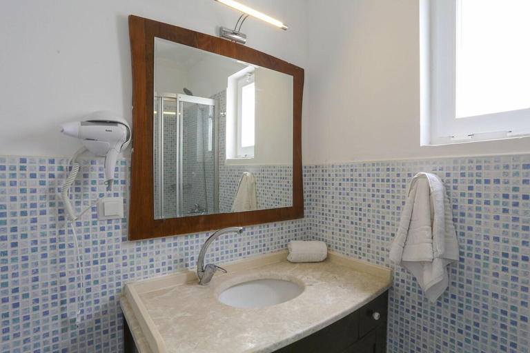 Bathroom 2, Destiny Apart, Kaş
