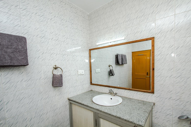 Bathroom 4, Tales N Trails, Kullu
