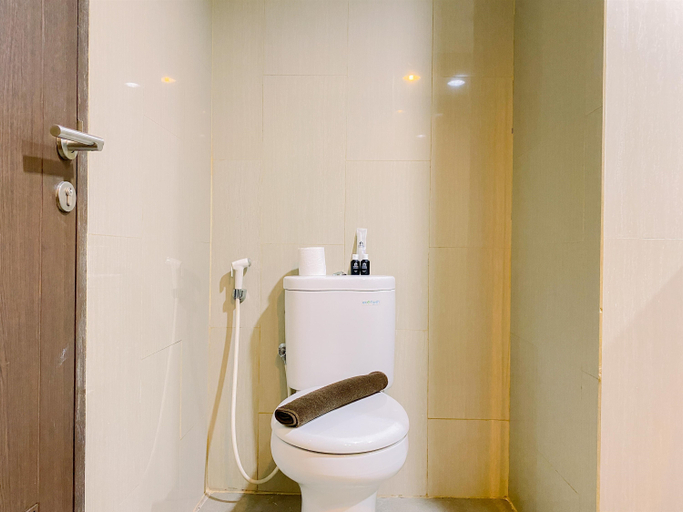 Bathroom 5, Homey and Comfy Studio H Residence Apartment By Travelio, East Jakarta