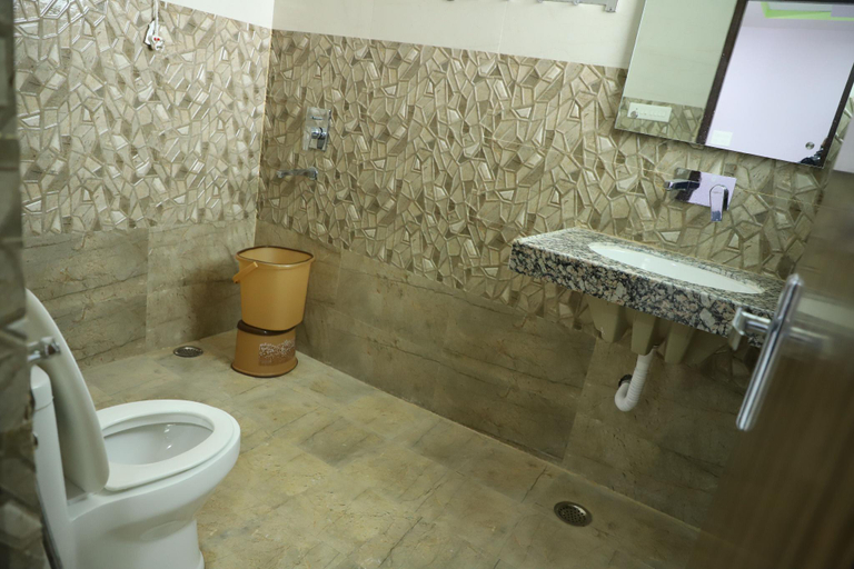 Bathroom 5, Hotel amar Palace, Bharatpur