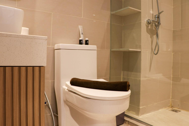Bathroom 2, BestDeal & Cozy Studio Daan Mogot City By Travelio, Jakarta Barat