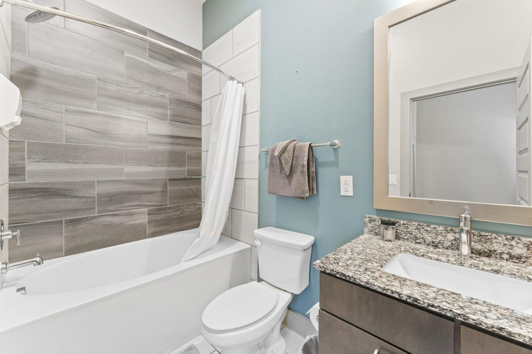 Bathroom 4, Tranquil 1BR King Suite Close to Downtown w Fast Wifi, Travis
