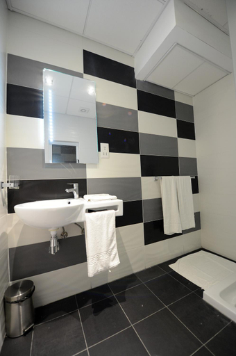 Bathroom 3, Day's Inn Hotel and Residence
