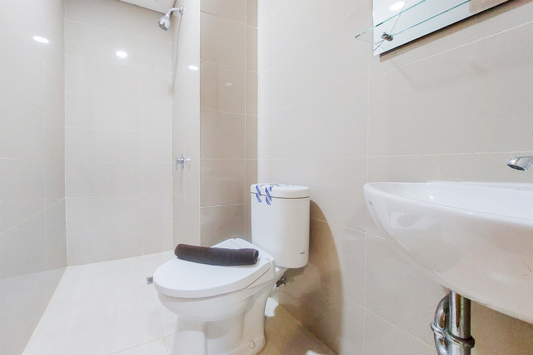 Bathroom 5, Homey and Modern Studio Apartment B Residence By Travelio, South Tangerang