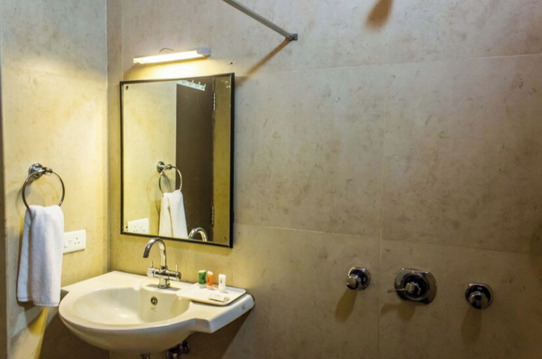 Bathroom 4, Goldfield Club & Lake Resort, Kumarakom, Kottayam