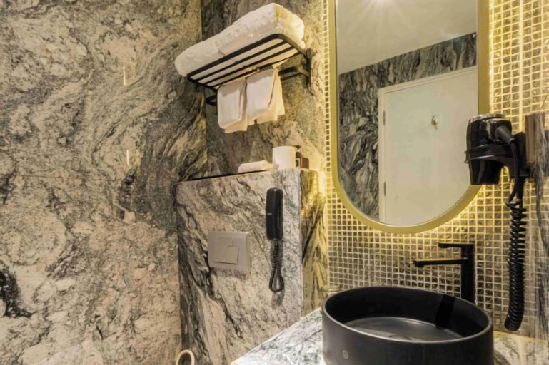 Bathroom 14