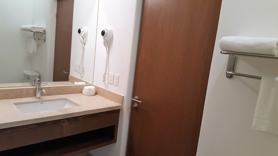 Bathroom 4, Hotel Catedral La Paz, La Paz