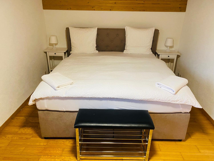 Bedroom 2, Lake facing Studio, Interlaken